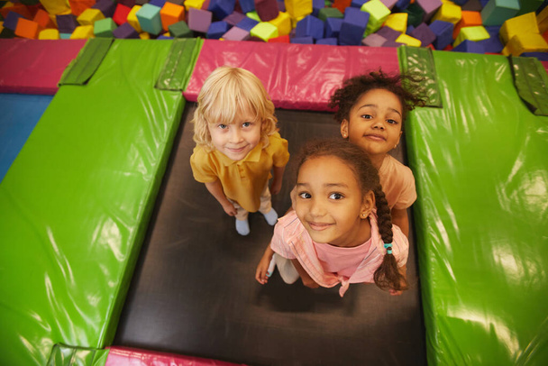 Dzieci skaczące na trampolinie - Zdjęcie, obraz