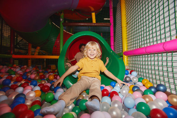 Children playing in indoor playground - Φωτογραφία, εικόνα