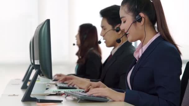 Gente de negocios con auriculares trabajando en la oficina - Imágenes, Vídeo
