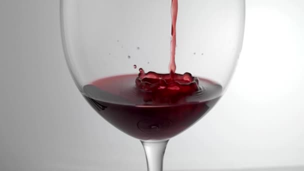 Lassított mozgású mozi vörösbort öntenek az üvegbe - Felvétel, videó