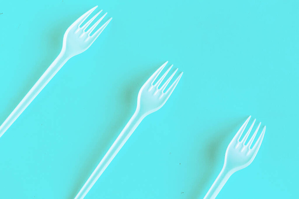 Kunststof vorken op blauwe achtergrond, bovenaanzicht - Foto, afbeelding