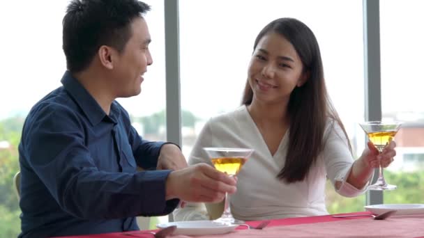 Szczęśliwa romantyczna para je lunch w restauracji - Materiał filmowy, wideo
