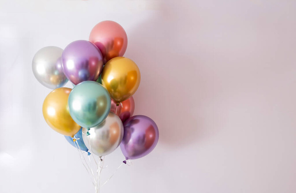 helium balónky v kovových barvách na fialovém pozadí, kopírovat prostor na pravé straně - Fotografie, Obrázek