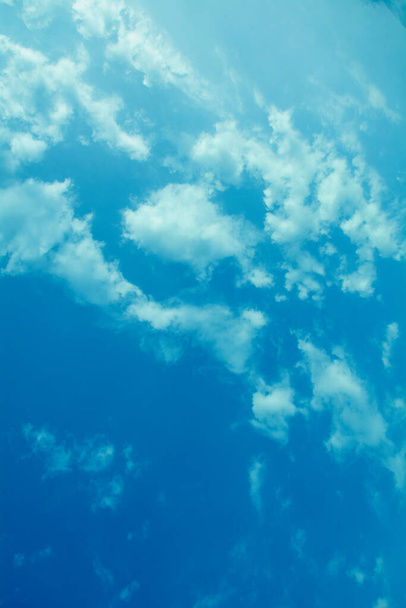 Bel cielo arioso con succose giovani nuvole blu - Foto, immagini