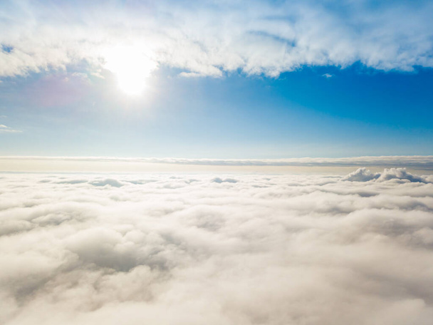 Widok z lotu ptaka. Latanie nad białymi chmurami w ciągu dnia w słoneczną pogodę. - Zdjęcie, obraz