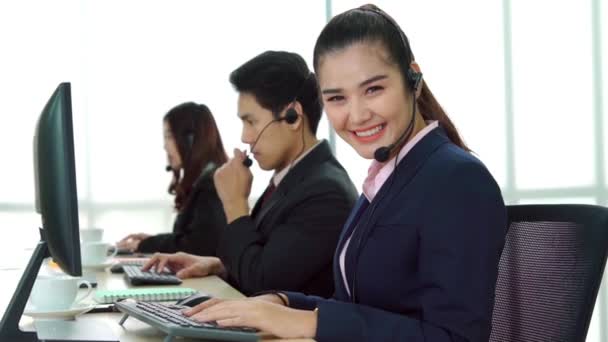 Obchodníci nosí sluchátka pracující v kanceláři - Záběry, video