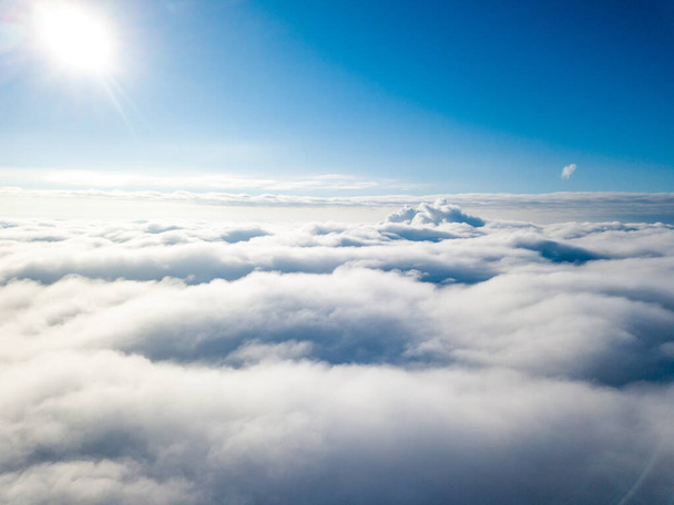 Vista aérea. Volando sobre nubes blancas durante el día en clima soleado. - Foto, Imagen