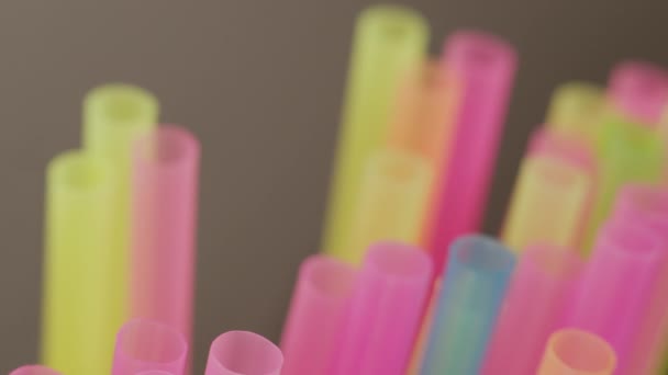 Многоцветные пластиковые коктейльные соломинки, крупный план, движение камеры, стеллажная фокусировка - Кадры, видео