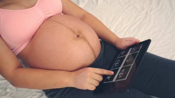 幸せな妊娠中の女性と期待赤ちゃんに家. - 映像、動画