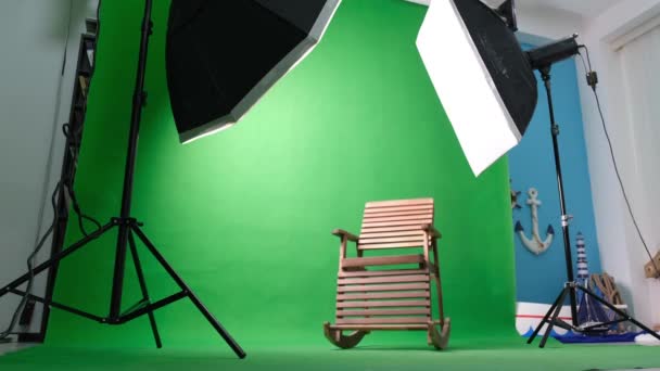 Στούντιο φωτογραφίας ή βίντεο με δύο εξαγωνικά φώτα στούντιο. Πράσινη οθόνη και κουνιστή καρέκλα - Πλάνα, βίντεο