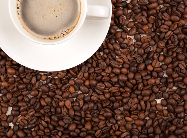 xícara de café preto com grãos de café torrados - Foto, Imagem