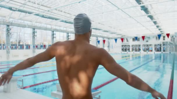 Achteraanzicht van zwemmer stretching body voor het zwemmen - Video