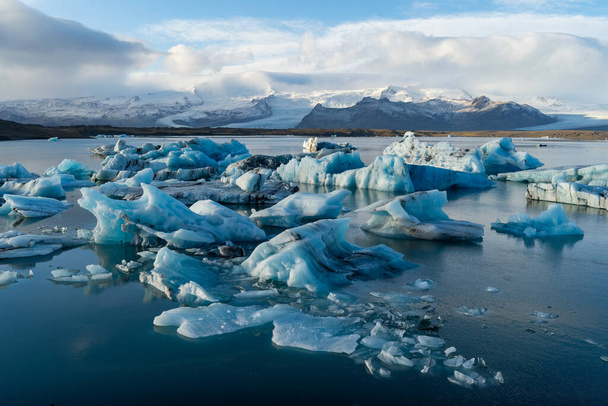 Increíbles formaciones de iceberg en el paisaje de laguna glaciar Jokulsalron de Islandia, tierra congelada que muestra los cambios climáticos - Foto, imagen