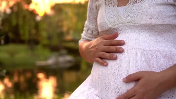 Těhotná žena pocit štěstí na zahradě domů. - Záběry, video