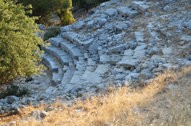 Ερείπια του αμφιθεάτρου στην αρχαία περιοχή του Αμού κοντά στο Μαρμαρί, Turunch. Μούγκλα. - Φωτογραφία, εικόνα