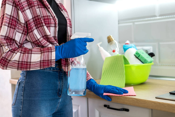 Концепція очищення. Жінка миє і чистить на кухні
. - Фото, зображення