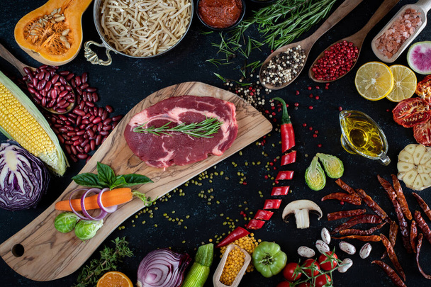 Разнообразие сырого мяса на столе. Различные виды говядины, свинины и баранины.  - Фото, изображение