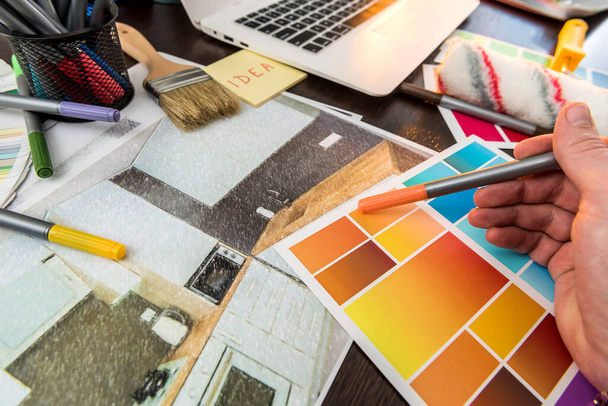 Мбаппе работает дома, выбирая цвет для скейтборда. Проект "Человек рисует дом" в офисе - Фото, изображение