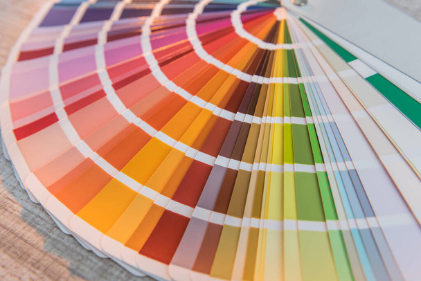 Χρωματικός οδηγός δείγματα παλέτας φάσματος, κατάλογος για χρωματισμούς, πολύχρωμο χαρτί ουράνιο τόξο επιλογής - Φωτογραφία, εικόνα