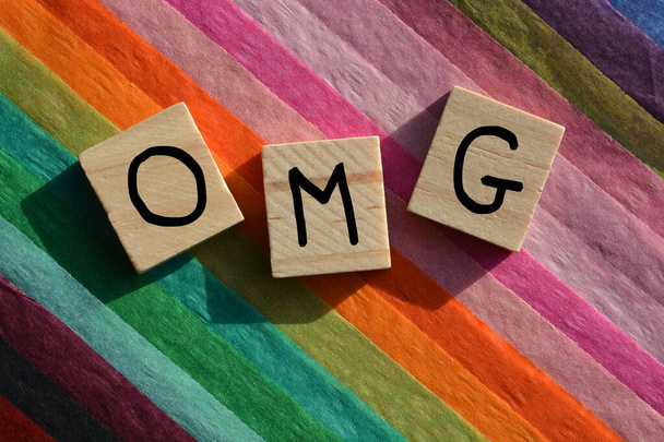 Akronim OMG używany w slangu internetowym do wyrażania zaskoczenia lub szoku - Zdjęcie, obraz