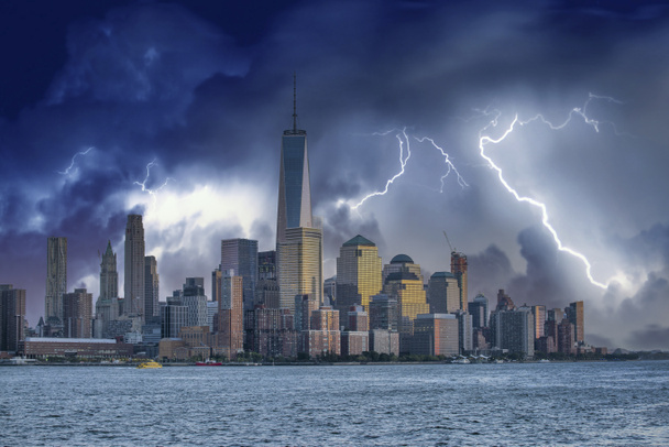 Downtown Manhattan skyline under a coming storm, New York - États-Unis. - Photo, image