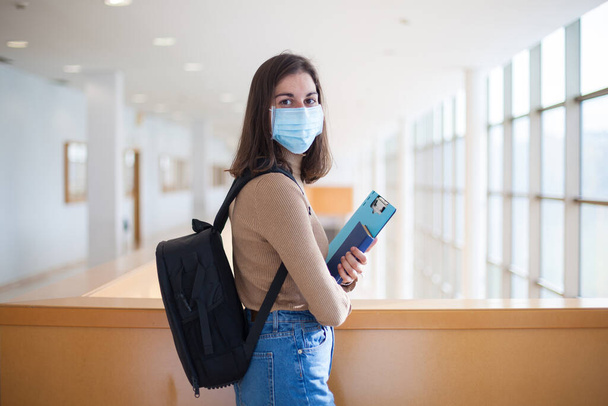 Jeune étudiante universitaire portant un masque pendant les périodes de coronavirus - Photo, image