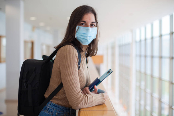 Fiatal egyetemi hallgató maszkot visel a koronavírus alkalommal - Fotó, kép