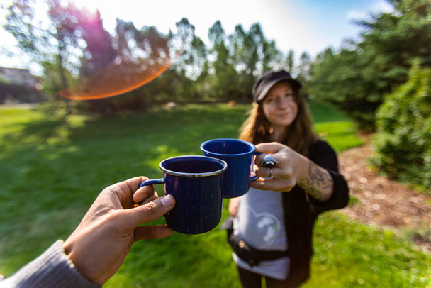 Два счастливых человека пьют кофе и чай - Фото, изображение