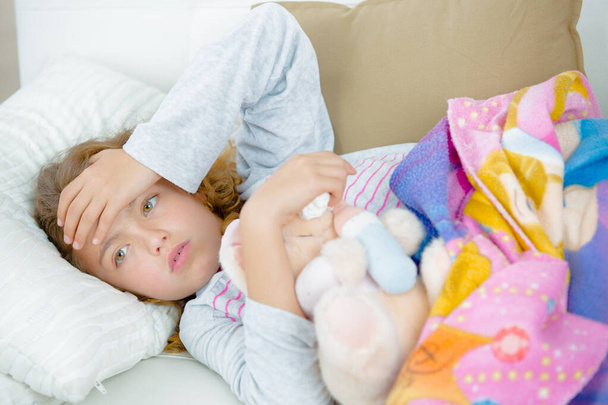 girl in bed with sickness - Zdjęcie, obraz