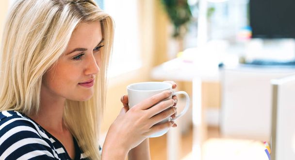 Mujer joven bebiendo café - Foto, imagen