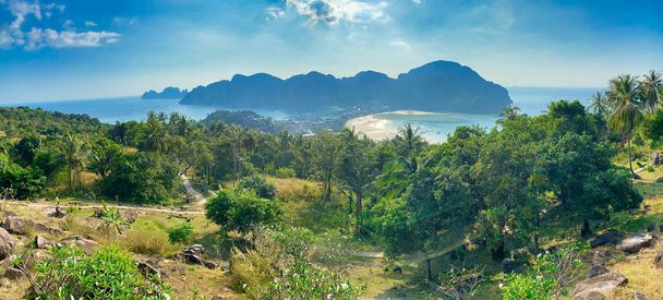 Antenni panoraamanäkymät Phi Phi Don Island Thaimaassa. - Valokuva, kuva