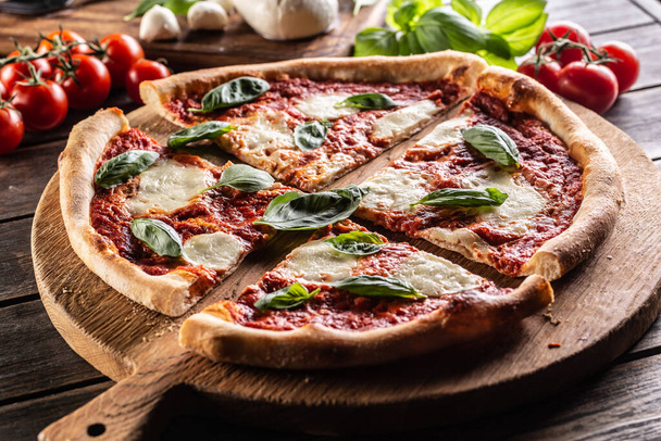 Napoletana pizzası - Napoli domates sosu mozzarella ve fesleğen. - Fotoğraf, Görsel