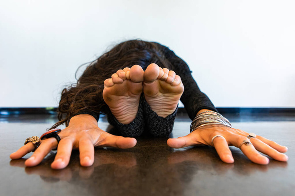 Femme saine pendant le cours de yoga fluide - Photo, image