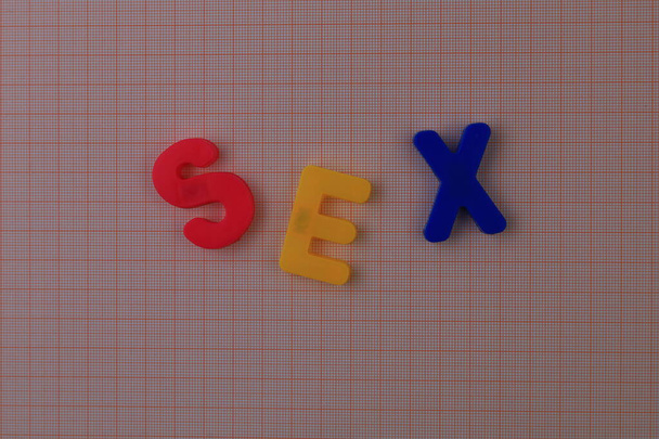 Słowo lub tekst Seks napisany w alfabecie kolorowymi literami na magnesie. - Zdjęcie, obraz