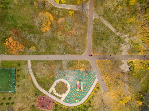 Hava aracı görüntüsü. Sonbahar parkında çocuk parkı. - Fotoğraf, Görsel