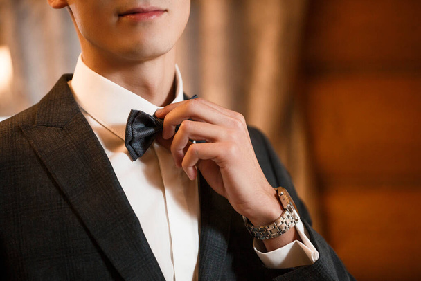 elegante homem noivo coloca um laço gravata em torno de seu pescoço - Foto, Imagem