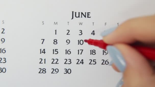 Día de círculo de la mano femenina en la fecha del calendario con un marcador rojo. Conceptos básicos de negocio Wall Calendar Planner and Organizer. 10 de junio - Metraje, vídeo