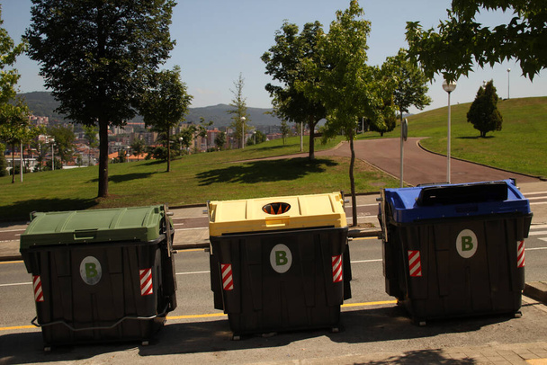 Diferentes contenedores para reciclar residuos - Foto, imagen