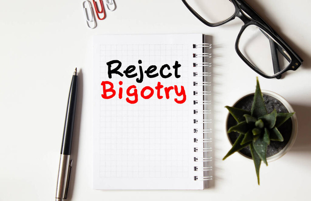 Текст Запобігання Bigotry написаний синім кольором під дротяною сіткою
, - Фото, зображення