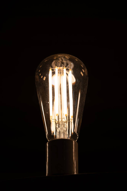 Moderní LED žárovka je podobná vinobraní žárovky - Fotografie, Obrázek