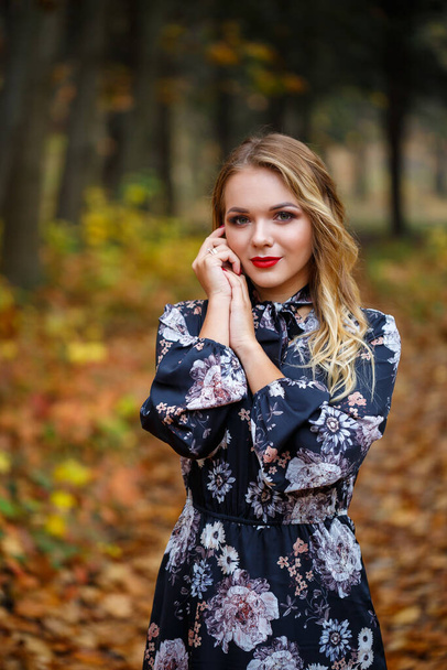 Dziewczyna w sukience w jesiennym lesie - Zdjęcie, obraz