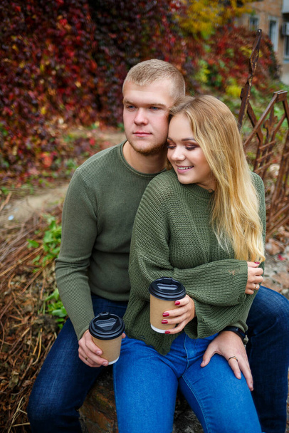 άντρας και κορίτσι με τζιν και πράσινα πουλόβερ - Φωτογραφία, εικόνα