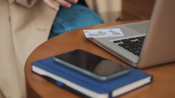 Close up žena sedí v pouliční kavárně pomocí notebooku pro placení on-line kreditní kartou. Koncept moderní technologie - Záběry, video