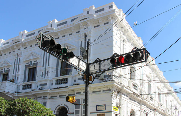 detalle de semáforos diseño estilo colonial fabricado en hierro artístico en sucre bolivia - Foto, Imagen