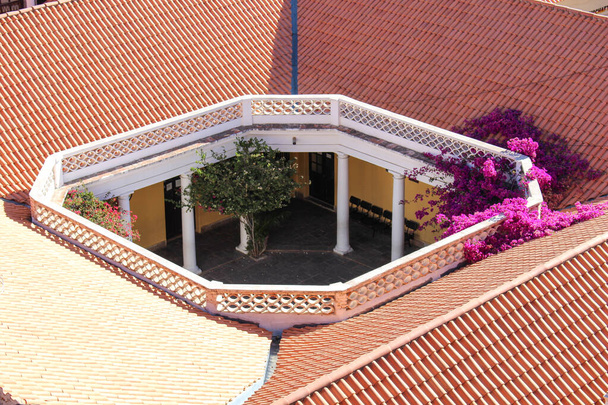 vue sur le patio colonial classique avec des toits de tuiles rouges à la ville blanche de sucre en bolivie - Photo, image