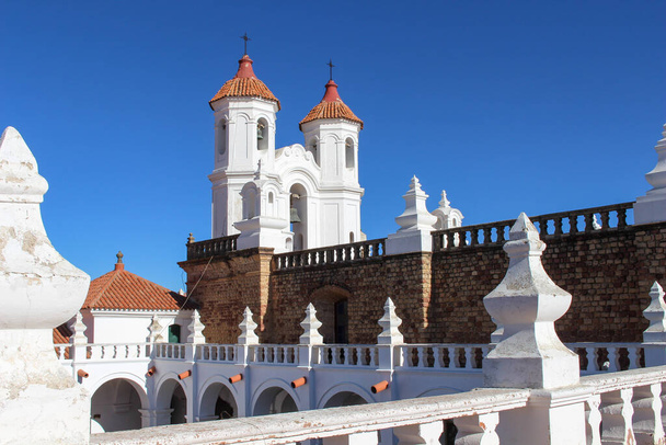 サン・フェリペ・ネリ修道院の歴史的な植民地時代の鐘楼の眺め - 写真・画像