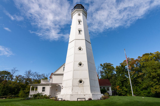 North Point Lighthouse gloeit in de middagzon. Milwaukee, Wisconsin, Verenigde Staten. - Foto, afbeelding