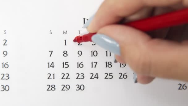 Ημέρα θηλυκού κύκλου στο ημερολόγιο με κόκκινο μαρκαδόρο. Business Basics Wall Ημερολόγιο και Organizer. 2 Ιουνίου - Πλάνα, βίντεο