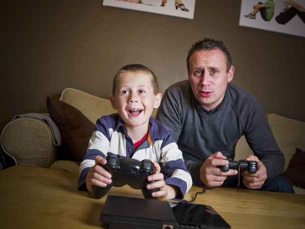 отец и сын играют в видеоигры - Фото, изображение