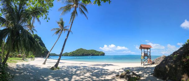Widok panoramy na białą plażę na Ang Thong Islands w Zatoce Tajlandzkiej. - Zdjęcie, obraz